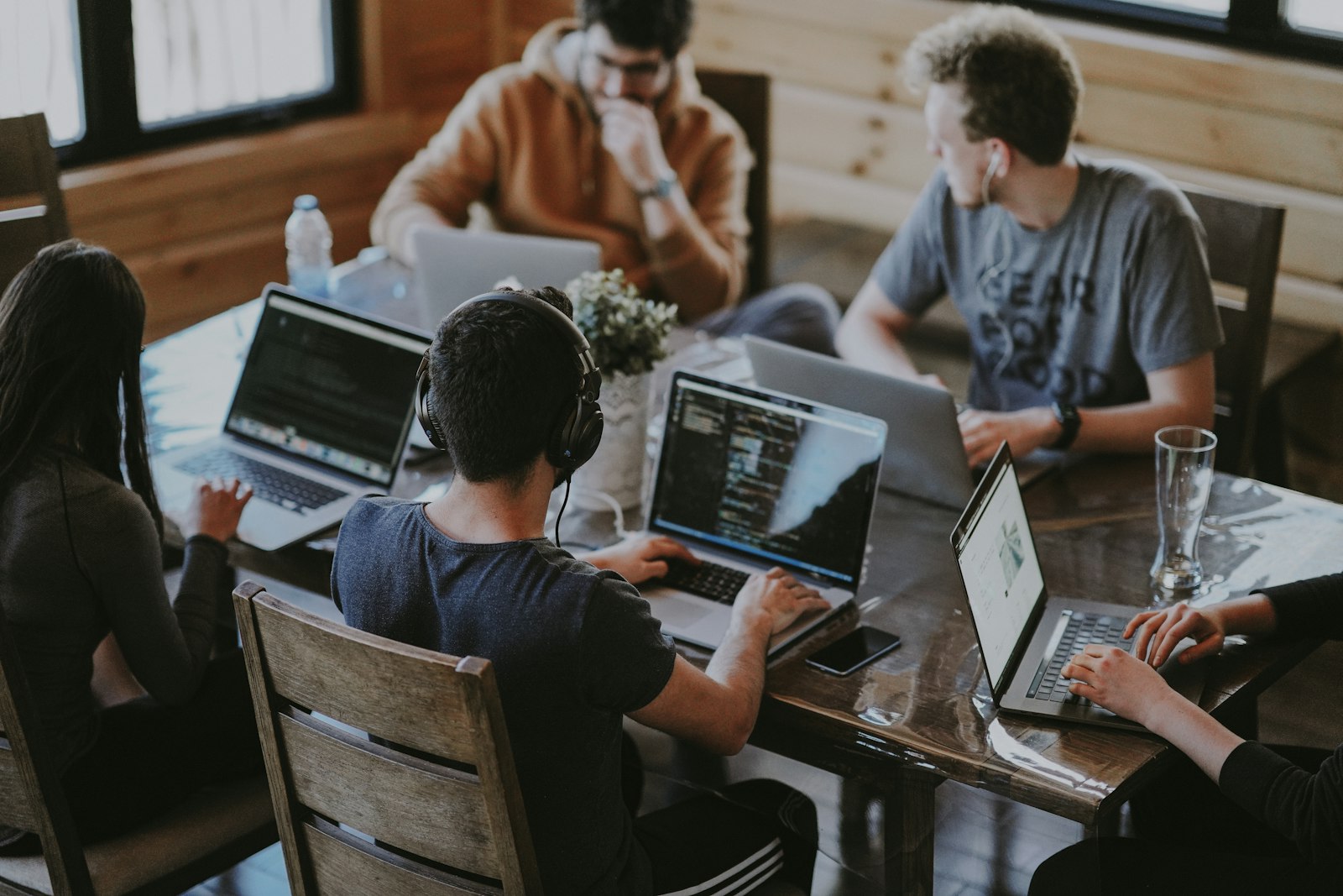 Equipo de Systechpro trabajando en soluciones tecnológicas